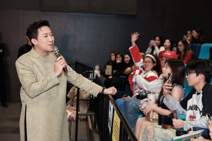 Trấn Thành thể hiện sự dí dỏm, hài hước khi giao lưu với khán giả. Ảnh: FBNV