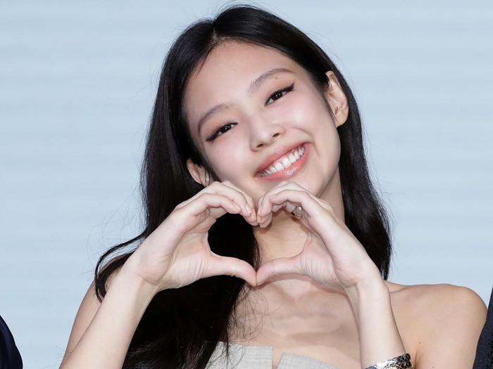 Jennie (BLACKPINK) mới đây đã ghi điểm trong mắt công chúng khi âm thầm quyên góp 100 triệu won.&nbsp;