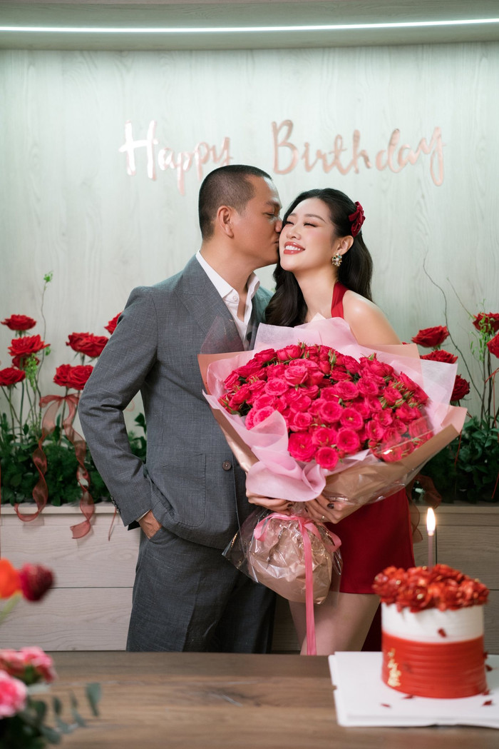 Hoa hậu Khánh Vân đón sinh nhật hạnh phúc bên chồng.