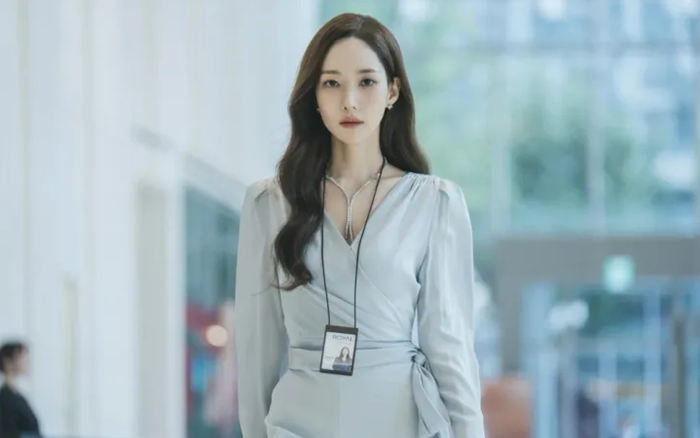 Nữ diễn viên Park Min Young áp dụng phương pháp nhịn ăn, chỉ uống khoảng 3 lít nước mỗi ngày nhằm giữ vóc dáng gầy gò, tiều tụy.