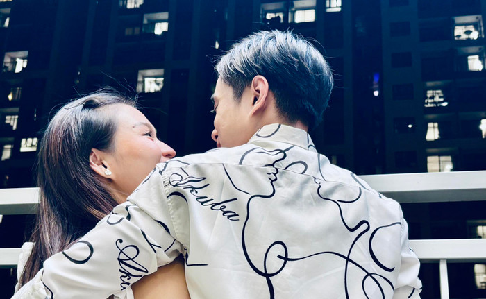 Khoảnh khắc tình tứ giữa Lê Lộc và Tuấn Dũng. Ảnh: FBNV