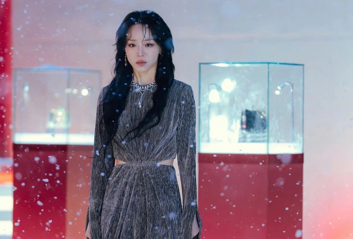 Xuyên suốt các tập phim, Shin Hye Sun liên tục xuất hiện cùng những phụ kiện mang tính biểu tượng.