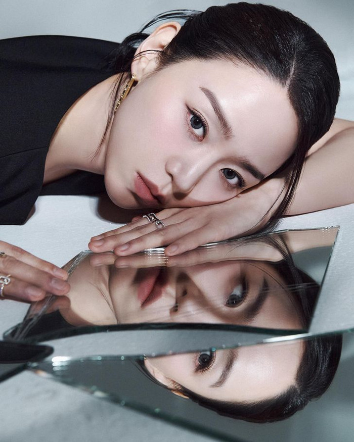 Tạo hình nhân vật Sarah Kim do Shin Hye Sun thủ vai cũng trở thành đề tài bàn luận sôi nổi.