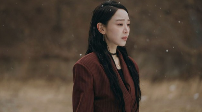 Những lựa chọn này không chỉ giúp hoàn thiện vẻ ngoài sang trọng mà còn nhấn mạnh hình ảnh một Sarah Kim điềm tĩnh, cảm xúc.