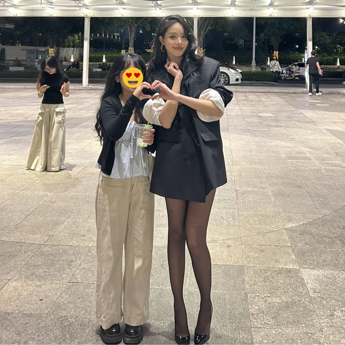 Thanh Thủy vui vẻ tạo hình trái tim khi chụp ảnh với khán giả. Ảnh: suu.152