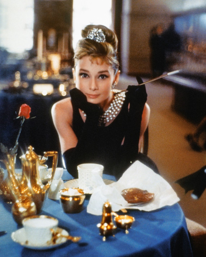 Audrey Hepburn trong vai Holly Golightly trong phim Breakfast at Tiffany's.