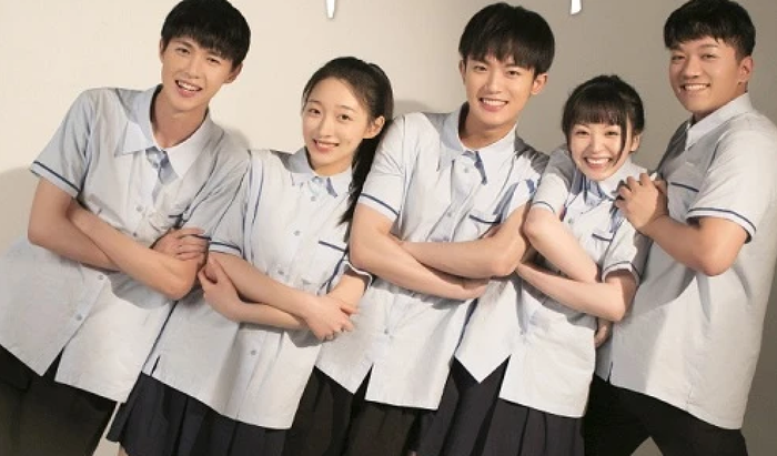 Lấy bối cảnh năm 2007, bộ phim khắc họa tuổi trẻ của nhóm bạn lớn lên trong cùng khu tập thể, cùng trải qua những rung động đầu đời và biến chuyển tâm lý tuổi dậy thì. Không kịch tính hóa xung đột, phim chinh phục người xem bằng những câu chuyện đời thường, gần gũi. Cái kết nhẹ nhàng, nơi mỗi nhân vật đều tìm được hướng đi riêng, mang đến cảm giác hoài niệm và ấm áp, giúp tác phẩm giữ sức hút bền bỉ nhiều năm sau khi phát sóng.