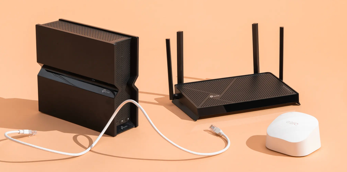 Kiểm tra lại cục router của wifi. (Ảnh: The New York Times)