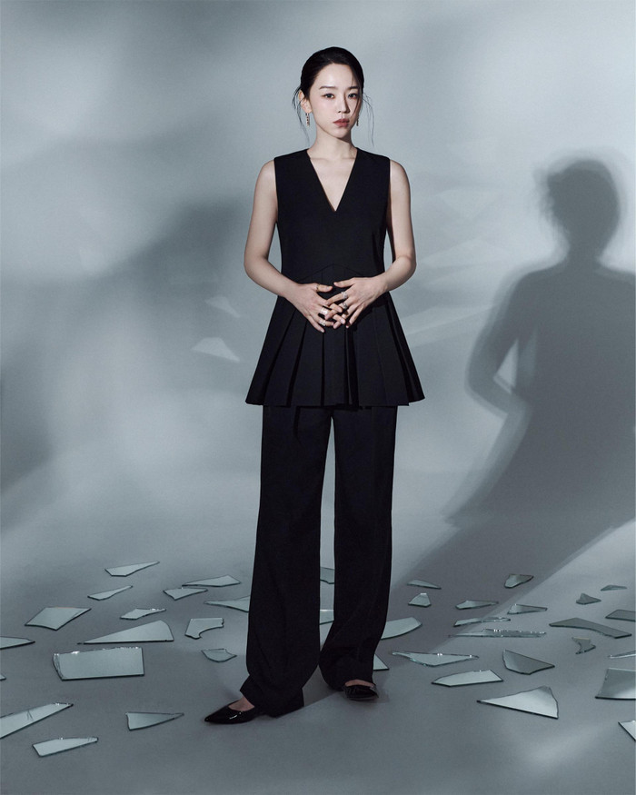 Sarah Kim di chuyển trong vùng xám giữa sự thật và lừa dối.