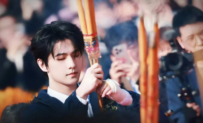 Động thái hủy theo dõi tài khoản phim của tác giả Tri Bạch làm dấy lên nhiều suy đoán