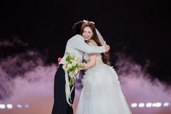 Khoảnh khắc đáng yêu của Hoà Minzy - Quốc Thiên khiến fan vẫn 'luỵ tim' cho đến hiện tại.