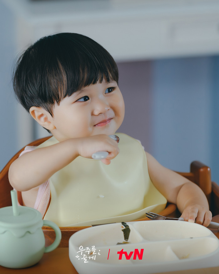 Chỉ mới 3 tuổi, cậu bé đã trở thành tâm điểm bàn luận trên mạng xã hội nhờ vẻ ngoài đáng yêu.