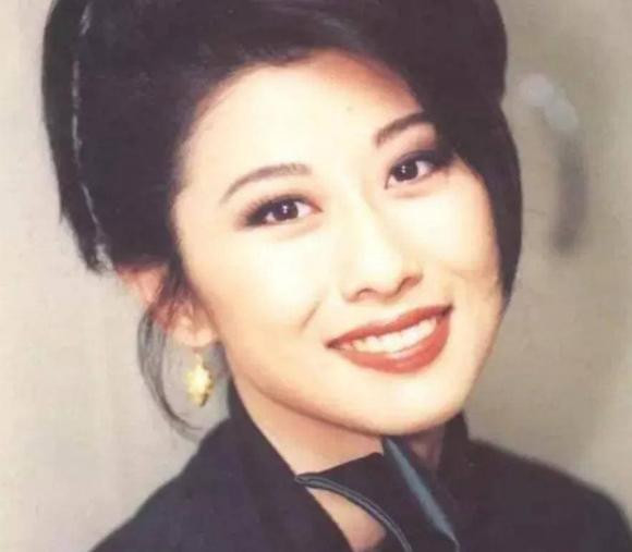 Nữ ca sĩ 'giật chồng' ân nhân giúp đỡ mình rồi làm vợ chính, cái kết 30 năm sau gây bất ngờ Ảnh 1