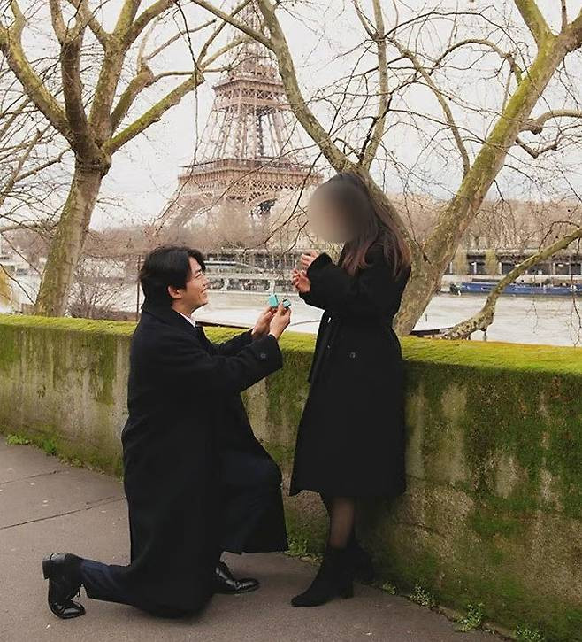 Ok Taecyeon được cho là đã cầu hôn bạn gái làm văn phòng tại nước Pháp vào tháng 2 năm ngoái. Ảnh: Daum