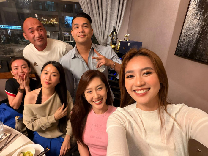 Ninh Dương Lan Ngọc sở hữu mối quan hệ rộng rãi với nhiều nghệ sĩ nổi tiếng ở trong làng giải trí. Cô thường tự chuẩn bị quà và gửi tặng tới những người bạn, anh chị thân thiết. Ảnh: FBNV