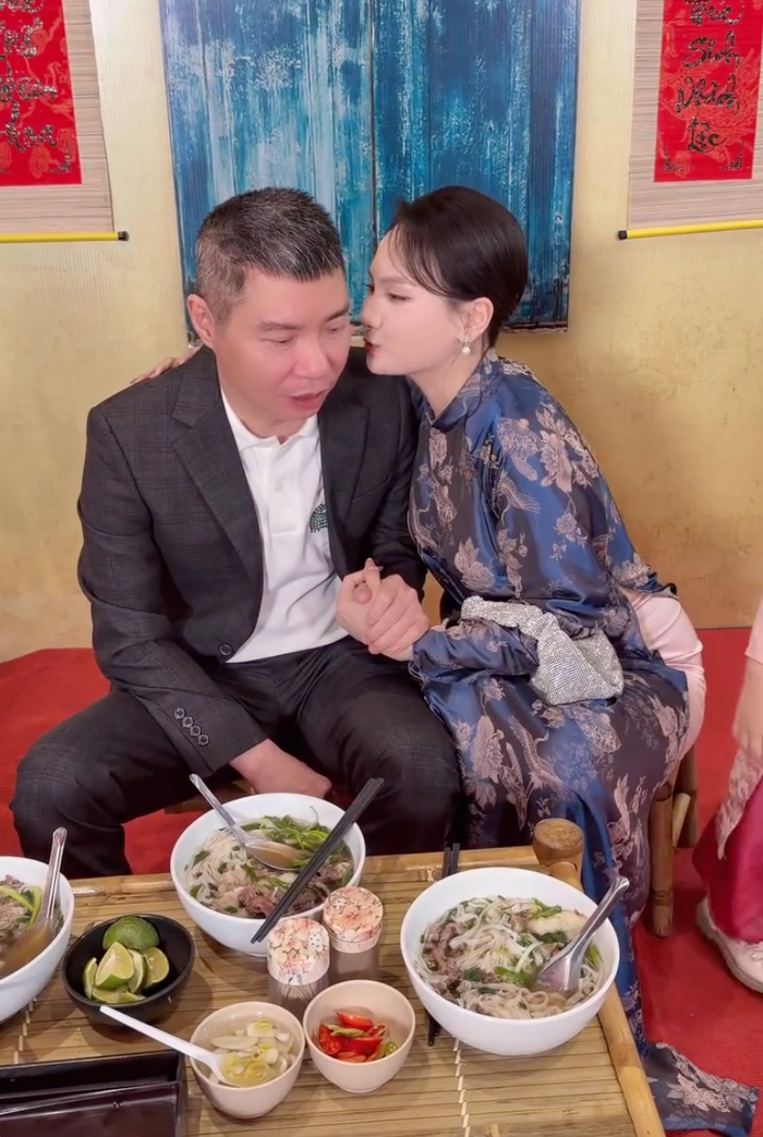 Bảo Thanh ghé sát trò chuyện cùng NSND Công Lý (Ảnh: Chụp màn hình).