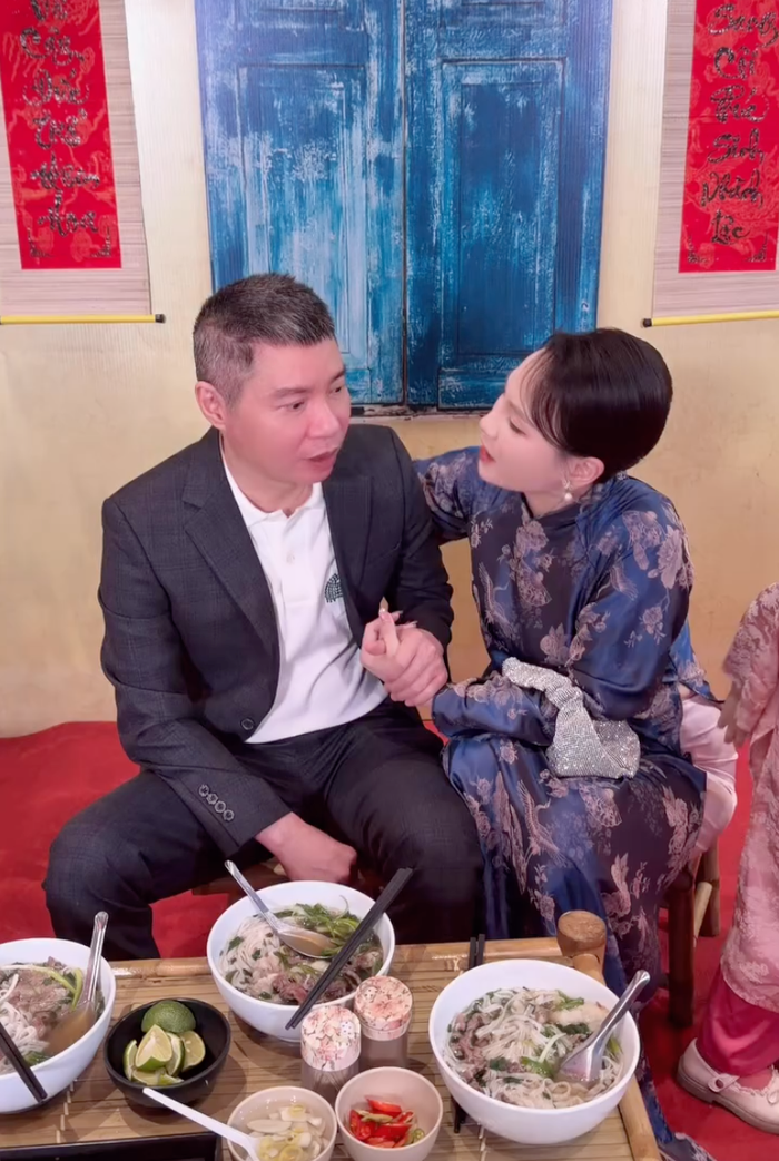 Khoảnh khắc NSND Công Lý và Bảo Thanh tái ngộ tại một sự kiện mới đây (Ảnh: Chụp màn ảnh).