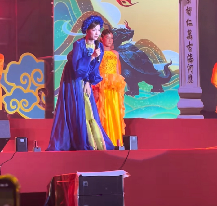 Hòa Minzy chủ động cúi người khi hỏi về việc hát 'Bắc Bling' ở Hưng Yên. Ảnh: balong1190