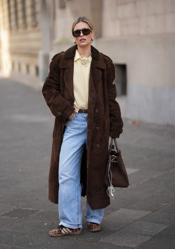 Xu hướng street style tại New York Fashion Week cho thấy họa tiết động vật đang áp đảo, và sneaker là cách dễ nhất để ứng dụng những gam trung tính giàu cá tính này. Từ da báo, da hổ đến da bò, các thiết kế nổi bật sẽ tạo điểm nhấn thú vị khi phối cùng jeans quen thuộc hay quần tây đen tối giản. Ảnh: Harpers Bazaar