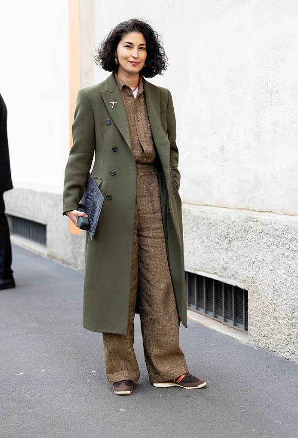 Xu hướng sneaker 2026 đánh dấu sự trở lại của những phom dáng thể thao mảnh mai, gọn gàng, nổi bật với màn tái ra mắt runner kín tiếng từ Nordstrom kết hợp cùng Puma như lời đáp mới cho cơn sốt Speedcat. Tâm điểm của làn sóng hồi sinh này là Puma H-Street, bên cạnh phiên bản Japan của Adidas và mẫu Prada Montecarlo từ kho lưu trữ năm 2005 của Prada. Ảnh: Harpers Bazaar