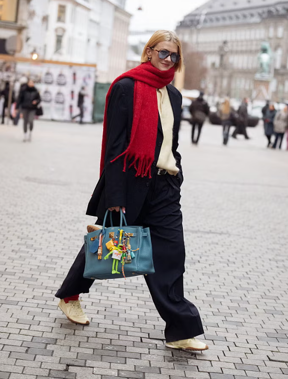 Tiếp nối trào lưu giày thể thao ba lê năm ngoái, sneakerina 2026 được tinh giản với phom dáng thon gọn, chất liệu satin và dây buộc tối giản thay cho khóa cài hay dây đeo kiểu Mary Jane. Bạn có thể chọn hồng phấn và các tông trung tính dịu nhẹ đặc trưng của giày ba lê, hoặc thử nâu sô cô la đậm và đen để tăng tính linh hoạt khi phối đồ. Ảnh: Harpers Bazaar