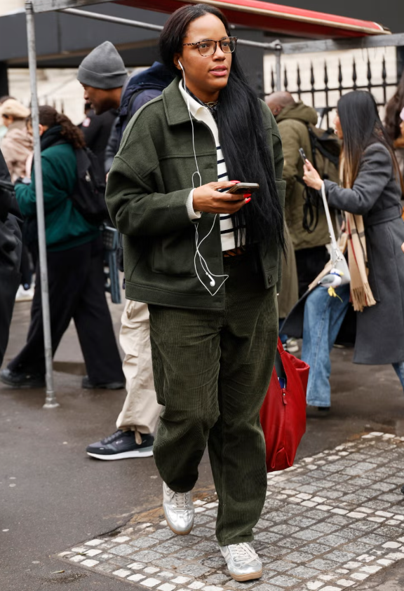 Giày thể thao màu bạc đang trở thành xu hướng. Hãy tìm những mẫu giày cổ thấp với đế cao su có rãnh sâu, mô phỏng hình dáng giày chạy nước rút để thể hiện phong cách điền kinh. Cho dù đến từ các nhà thiết kế cao cấp như Bottega Veneta và Balenciaga hay các thương hiệu đương đại như Larroudé, đều có lựa chọn phù hợp với mọi mức giá. Ảnh: Harpers Bazaar