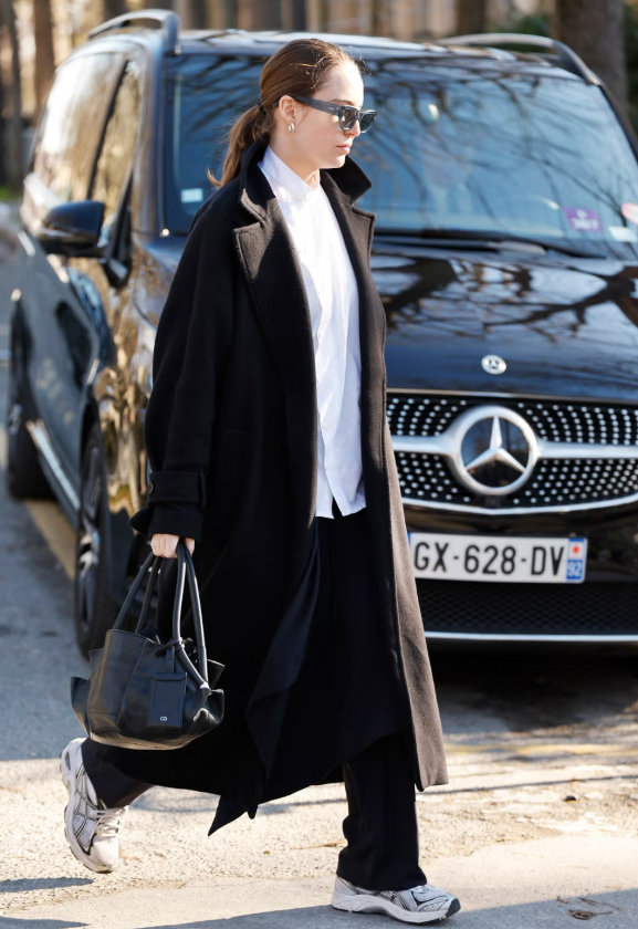 Dù phom dáng thon gọn lên ngôi, sneaker “dad shoes” vẫn được ưa chuộng nhờ sự cân bằng giữa tính kỹ thuật và vẻ ngoài thoải mái, với các mẫu từ Asics và Salomon. Kiểu giày này cũng được Hailey Bieber và Jennifer Lawrence thường xuyên diện cùng jeans hay quần ống rộng. Ảnh: Harpers Bazaar