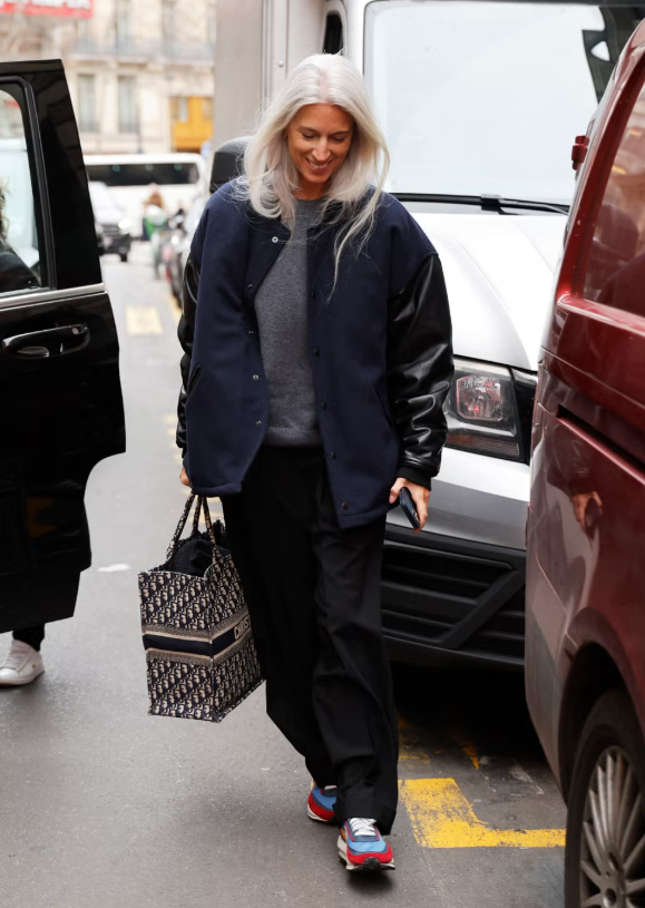 Bạn hãy thử nghiệm các tông màu tươi sáng, bão hòa trong những tháng ấm áp sắp tới, từ sắc tím nổi bật để làm mới bộ áo thun, quần jeans quen thuộc đến xanh chanh ấn tượng khi phối cùng suit công sở. Ảnh: Harpers Bazaar