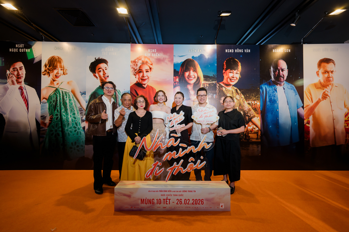 Gia đình Uyển Ân đến ủng hộ nữ diễn viên trong ngày ra mắt phim