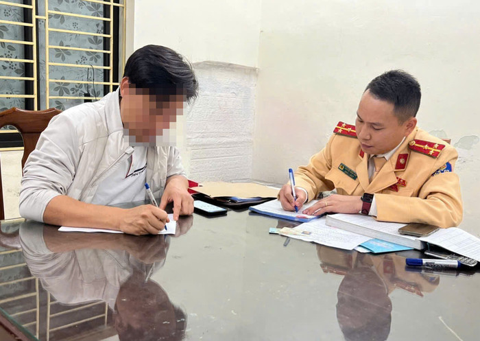 CSGT làm việc với tài xế vừa bế trẻ nhỏ vừa điều khiển ô tô.&nbsp;