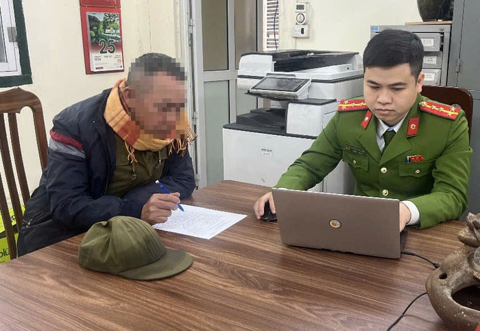 Công an phường Hoàn Kiếm làm việc với tài xế liên quan đến vụ việc.&nbsp;