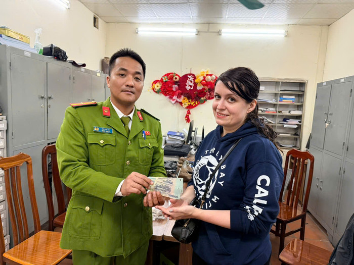 Chị Clarissa April bày tỏ sự cảm ơn đối với sự hỗ trợ kịp thời của Công an phường Hoàn Kiếm.&nbsp;