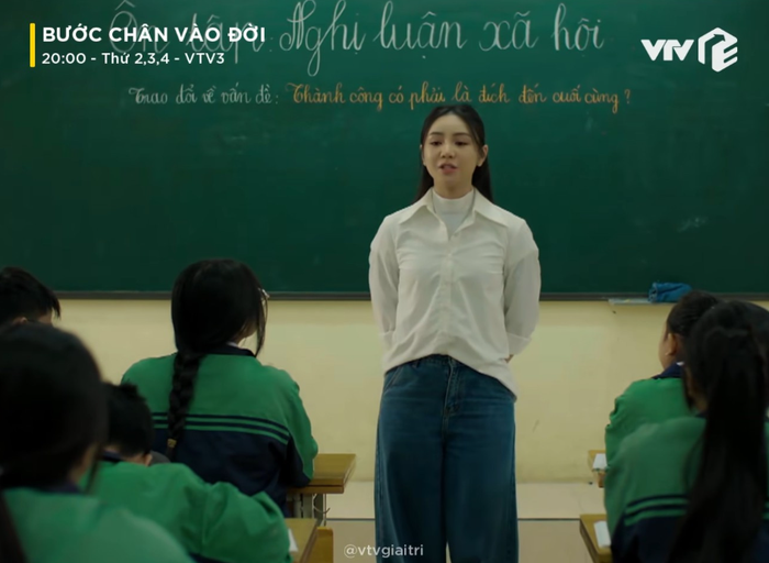 Tạo hình cô giáo Thương gây tranh luận ngay từ tập mở màn