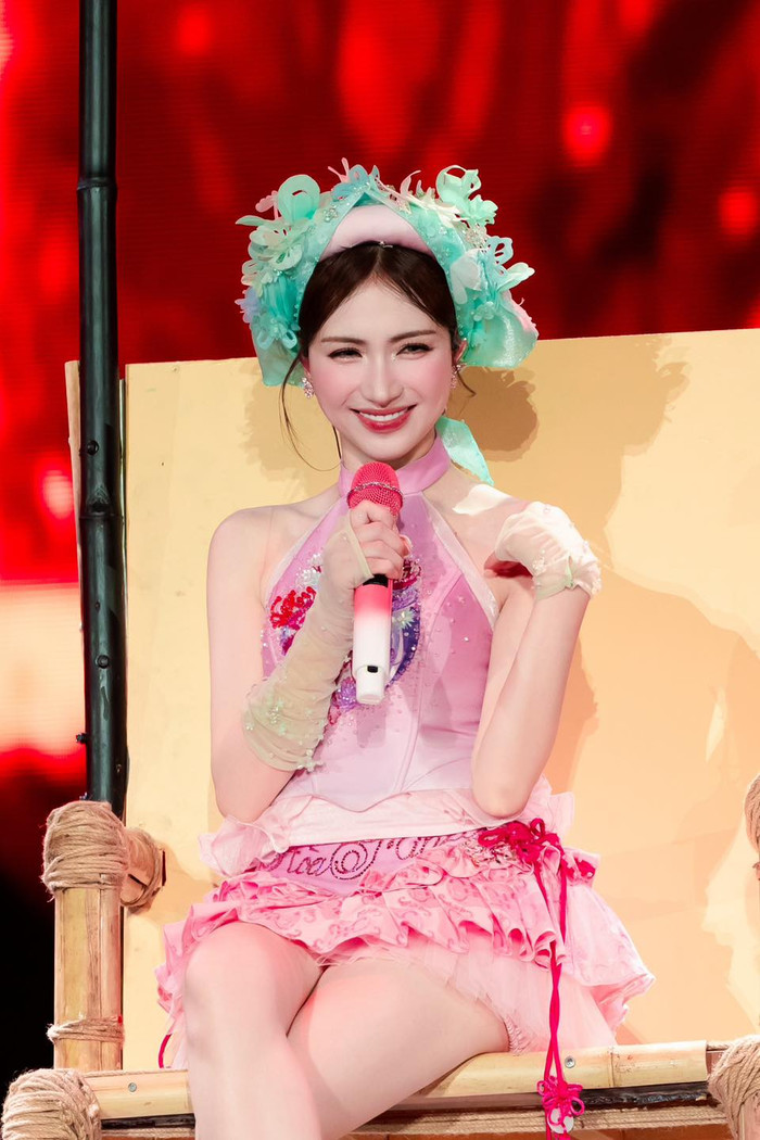 Hòa Minzy đã có một năm 2025 rực rỡ trong âm nhạc và hứa hẹn 2026 sẽ càng thăng hoa, bùng nổ hơn.