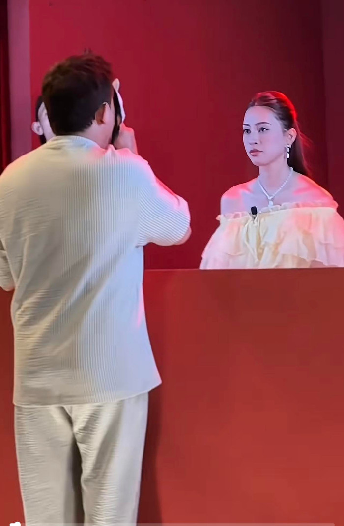 Hoa hậu Tiểu Vy chăm chú xem Trấn Thành thị phạm diễn xuất.