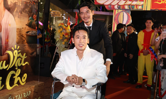 Hình ảnh đàn anh hỗ trợ đàn em trên thảm đỏ nhận nhiều thiện cảm từ khán giả