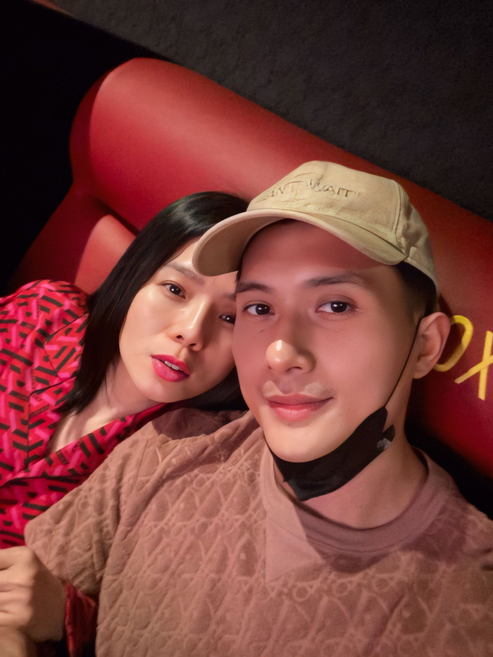 Lâm Bảo Châu chia sẻ hình ảnh đi xem phim cùng Lệ Quyên.