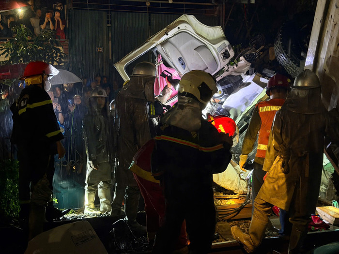 Lực lượng chức năng tổ chức cứu nạn cứu hộ, bảo vệ hiện trường. Ảnh: Công an TP Hà Nội&nbsp;