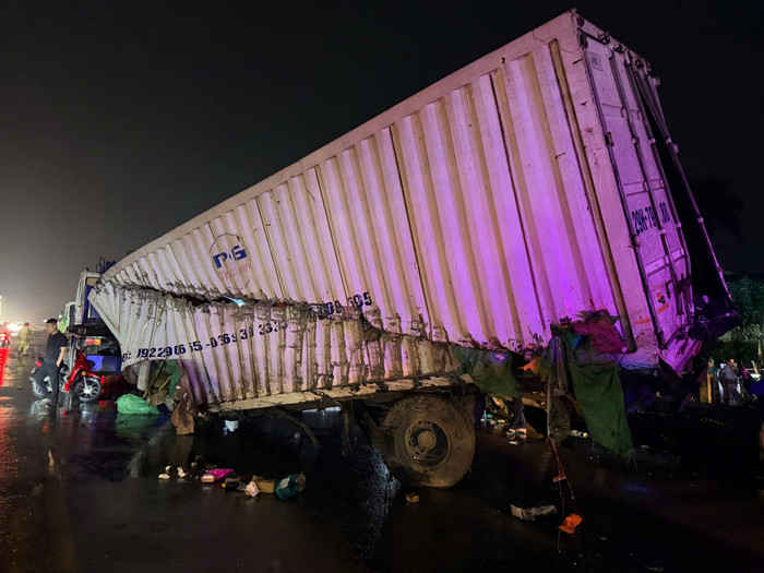 Công an Hà Nội thông tin ban đầu vụ tai nạn giữa tàu hỏa và ô tô tải ở xã Ngọc Hồi Ảnh 1