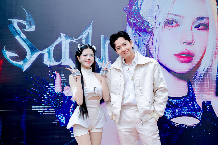 Cả hai thường xuyên giúp đỡ nhau trong công việc lẫn cuộc sống.