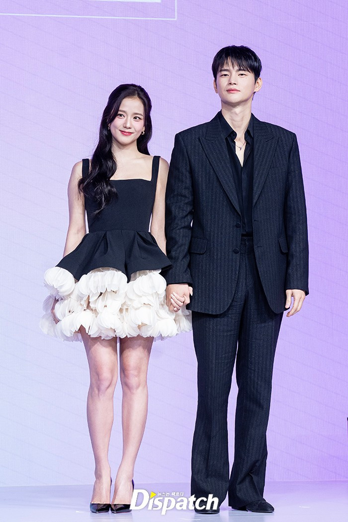 Gấp đôi visual: Jisoo sánh đôi đầy ăn ý bên tài tử Seo In-guk trong trang phục đen quyền lực. Ảnh: Dispatch.