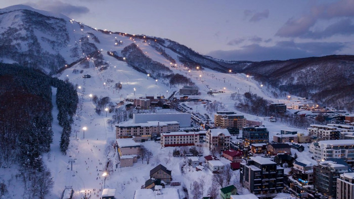 Cảnh thị trấn phủ tuyết cực đẹp mắt.