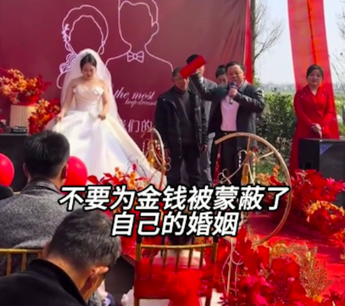 Cha cô dâu trả lại 660 triệu đồng sính lễ cho con rể, tuyên bố khiến cả đám cưới nín lặng Ảnh 2