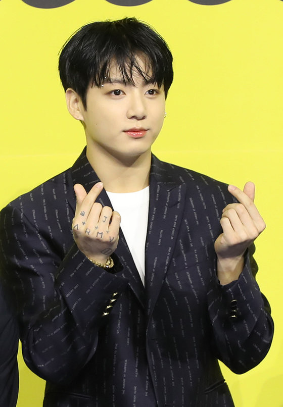 Sau khi kết thúc livestream mới nhất, Jungkook đã nhắn nhủ với người hâm mộ rằng album sắp phát hành và anh sẽ nỗ lực hết mình khi trở lại sân khấu. Tuy nhiên công chúng vẫn bàn tán về loạt hành động của nam ca sĩ trong livestream vừa qua. Ảnh: News1