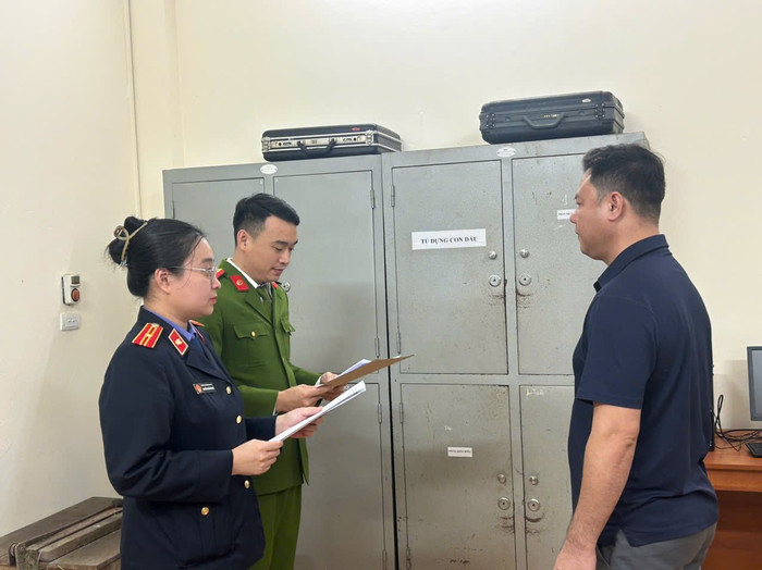 Lực lượng chức năng đọc lệnh khởi tố đối tượng Nguyễn Viết Linh về tội “gây rồi trật tự công cộng”. Ảnh: Thông tin Chính phủ