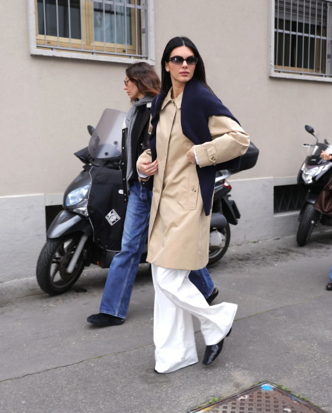 &nbsp;Kendall Jenner phối quần trắng ống rộng cùng giày bệt đen. Ảnh: Vogue