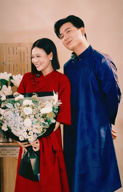 Lê Hải bí mật tặng hoa Quỳnh Châu tại sự kiện quảng bá, khoảnh khắc làm dấy lên nghi vấn 'phim giả tình thật' trên mạng xã hội