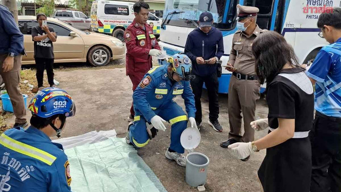 Mang thùng rác trên xe buýt đi đổ, phụ xe kinh hoàng khi thấy thứ bên trong Ảnh 1