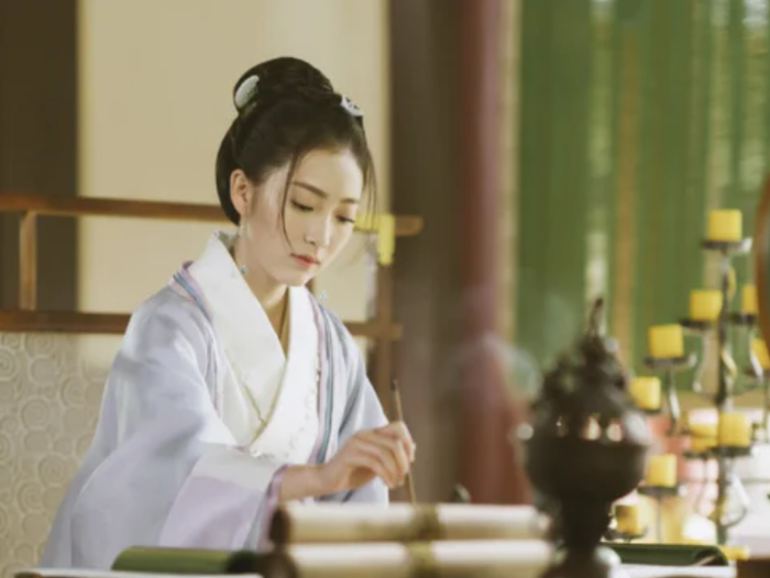 Triệu Sắt Sắt trong Đông cung dùng mọi cách để đổ tội cho Tiểu Phong, ra sức lấy lòng Lý Thừa Ngân.