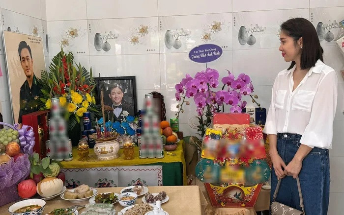 Vài ngày trước, Lê Phương đến viếng đám giỗ của cố nghệ sĩ Quý Bình.